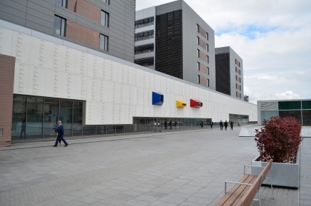 Fachada principal del Hospital Universitario Marqués de Valdecilla en Santander, con varios transeúntes, en el contexto de las movilizaciones sindicales por la igualdad en la sanidad pública cántabra.
