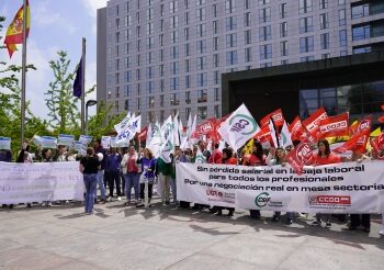 Concentración de profesionales sanitarios frente al Hospital Universitario Marqués de Valdecilla con pancartas y banderas sindicales, protestando contra la gestión sanitaria del Gobierno de Cantabria.