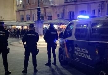 Agentes de la Policía Nacional y una furgoneta policial desplegados de noche en una plaza del centro de Santander, tras el apuñalamiento de dos jóvenes.