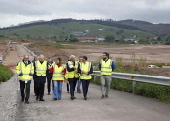 Autoridades y técnicos con chalecos reflectantes recorren el área en obras del polígono de La Pasiega, en Cantabria, en una visita institucional para supervisar el avance de los trabajos.