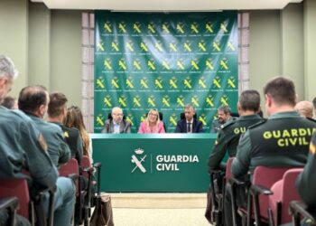 Jornada formativa con agentes de la Guardia Civil, presidida por autoridades en una mesa institucional, centrada en delitos de odio y discriminación.