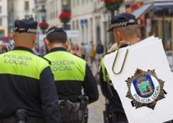 Agentes de la Policía Local patrullando por una calle peatonal de Santander, en el contexto de la detención de tres jóvenes por ocupar ilegalmente una vivienda mientras el propietario estaba de viaje.