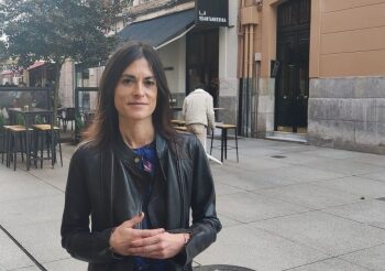 aura Velasco, portavoz de VOX en el Ayuntamiento de Santander, en una calle céntrica de la ciudad, proponiendo la instalación de puntos de información con presencia policial durante la Semana Grande.