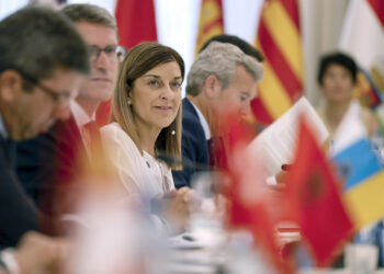 BARCELONA, 06/06/2025.- La presidenta de Cantabria, María José Sáenz de Buruaga (c), al inicio de la XXVIII Conferencia de Presidentes que se celebra este viernes en el Palau de Pedralbes, en Barcelona. EFE/Alberto Estévez