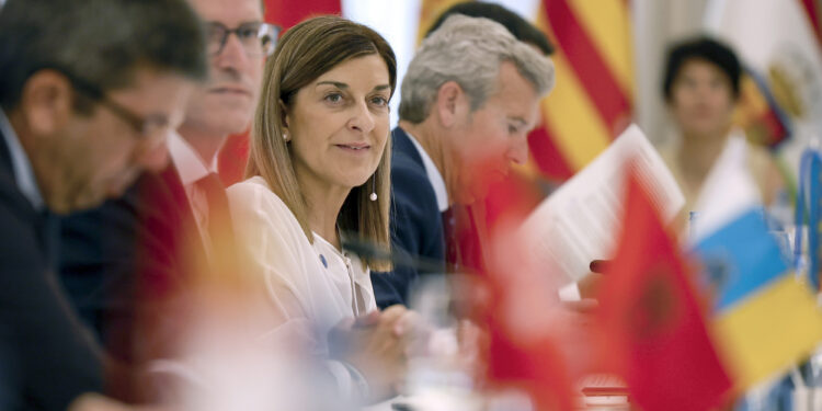 BARCELONA, 06/06/2025.- La presidenta de Cantabria, María José Sáenz de Buruaga (c), al inicio de la XXVIII Conferencia de Presidentes que se celebra este viernes en el Palau de Pedralbes, en Barcelona. EFE/Alberto Estévez