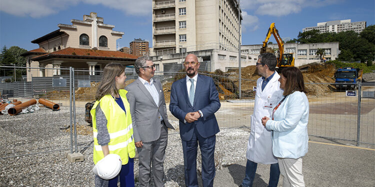 El consejero de Salud, César Pascual, visitas las obras de la Unidad de Protonterapia de Valdecilla. 
16 JUN 25