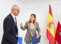 La presidenta de Cantabria, María José Sáenz de Buruaga, recibe al alcalde de Escalante, Francisco Sarabia.
@Patricia Pereda