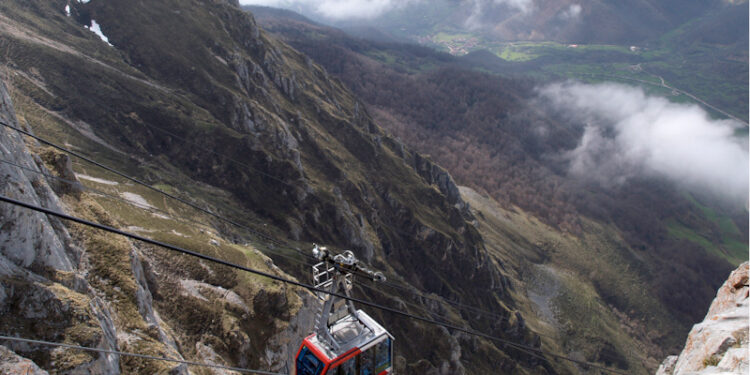 11:00	Teleférico de Fuente De	El consejero de Cultura, Turismo y Deporte, Francisco Javier López Marcano, inaugura las nuevas cabinas del teleférico.
DANIEL PEDRIZA ©
8 ABR 06