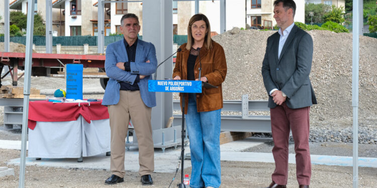 11:00 horas. Argoños. La presidenta de Cantabria, María José Sáenz de Buruaga, asiste al acto de inicio de las obras nuevo polideportivo de Argoños. 21 de abril de 2026 © Raúl Lucio