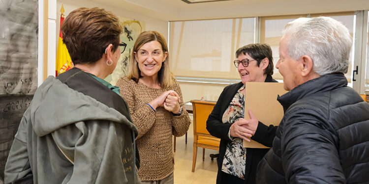 11:15 horas. Gobierno de Cantabria. La presidenta de Cantabria, María José Sáenz de Buruaga, recibe a la Unión Vecinal de Torrelavega. 4 de junio de 2026 © Raúl Lucio