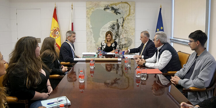 La presidenta de Cantabria, María José Sáenz de Buruaga, se reune con los vecinos de Rucandial.
19 oct 26